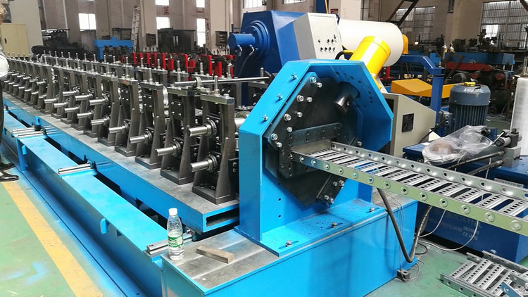 Ladder cable tray machine
