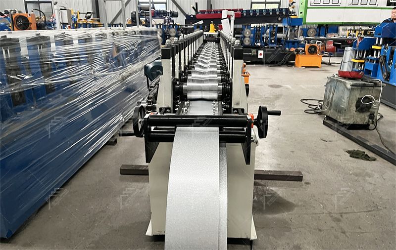 Automatic roll forming machine