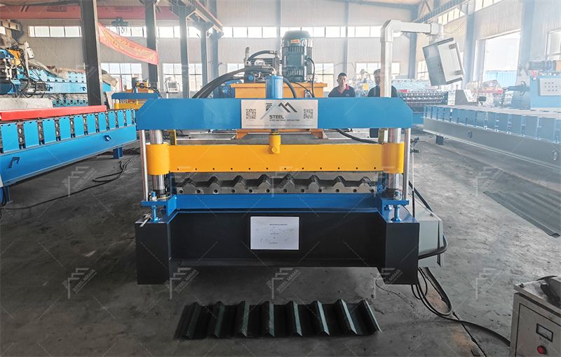 Trapezoidal roof sheet machine